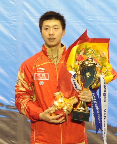 主题:乒球国际精英赛马龙夺冠 马龙帅气捧杯